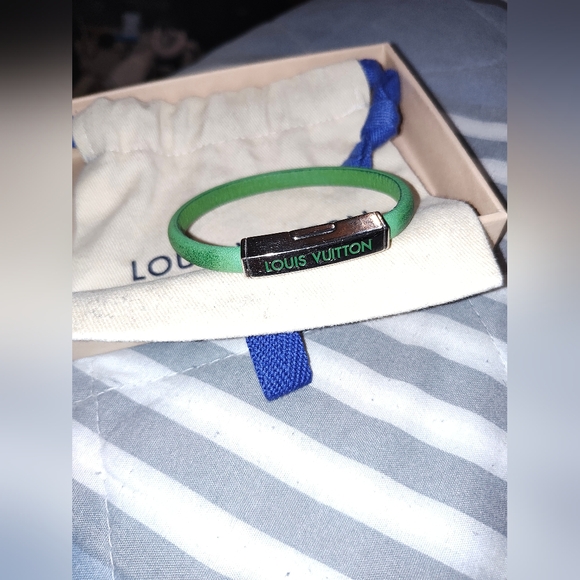 Louis Vuitton Clip It Bracelet - Picture 2 of 12